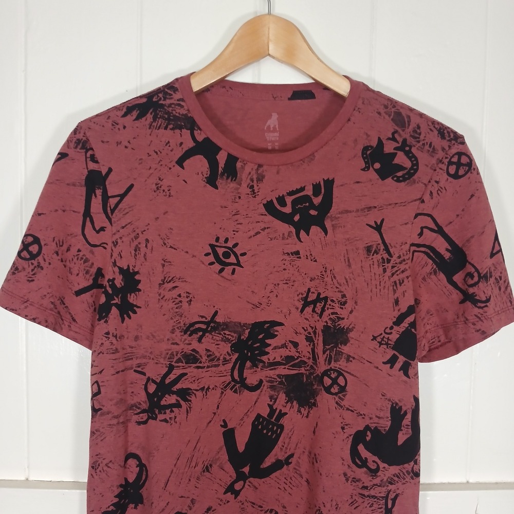 Cuidado con el Perro Graphic Tee Mens Medium Burgundy All Over Print 575EG